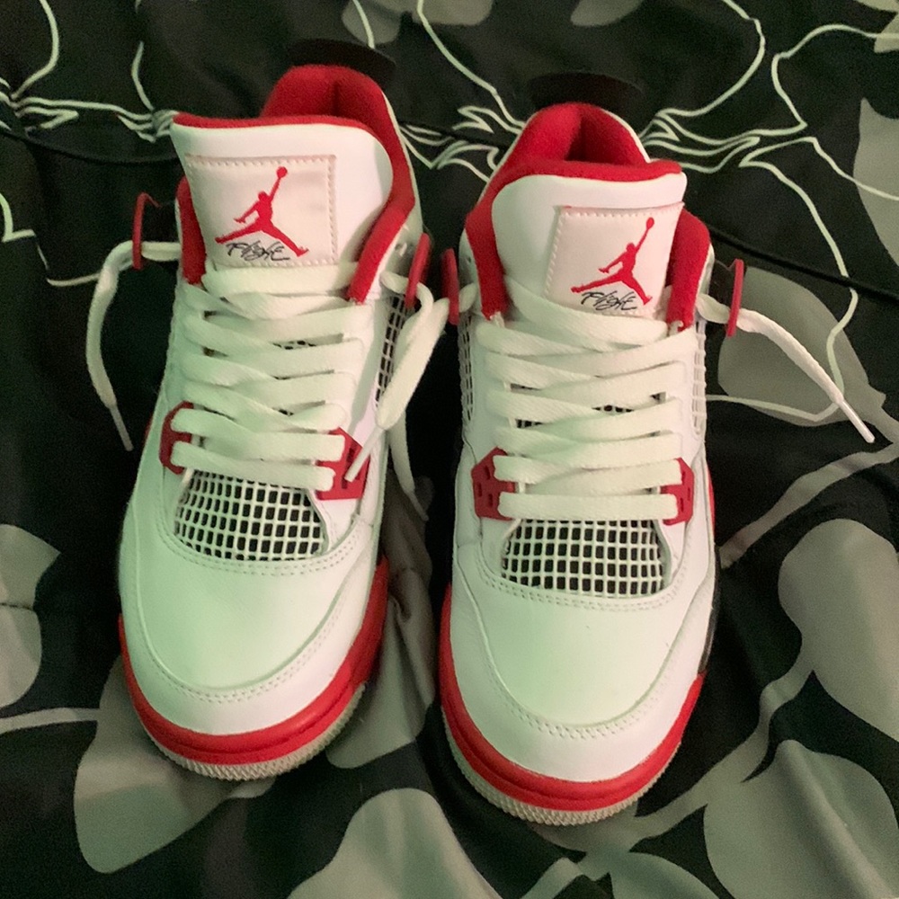 Jordan 4 fire reds